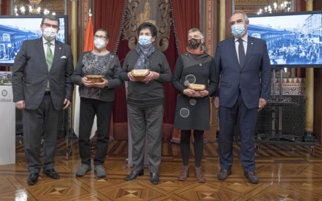 Un momento del homenaje tributado a las vendejeras por el Ayuntamiento de Bilbao.