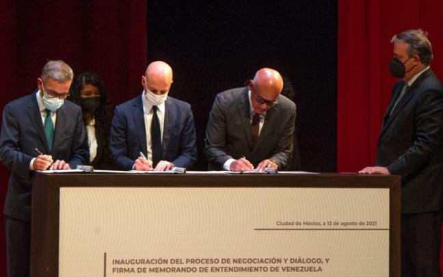 Firma del "memorando de entendimiento". Firma del "memorando de entendimiento".