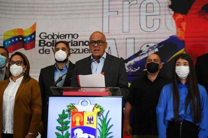 El presidente de la Asamblea Legislativa de Venezuela, Jorge Rodríguez, anuncia la suspensión del diálogo con la oposición