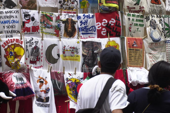 Venta de camisetas en puesto ambulante