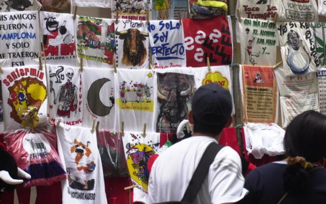 Venta de camisetas en puesto ambulante Venta de camisetas en puesto ambulante