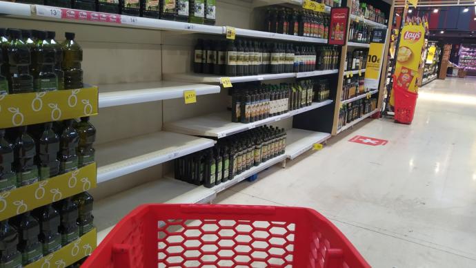 Una estantería de un supermercado desabastecida de aceite de girasol.