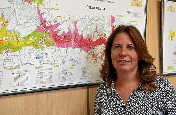 La gerente de ABRA posa en su despacho.