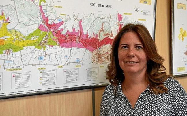 La gerente de ABRA posa en su despacho.