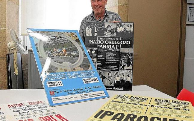 Javi Campos, con algunos de los carteles digitalizados.