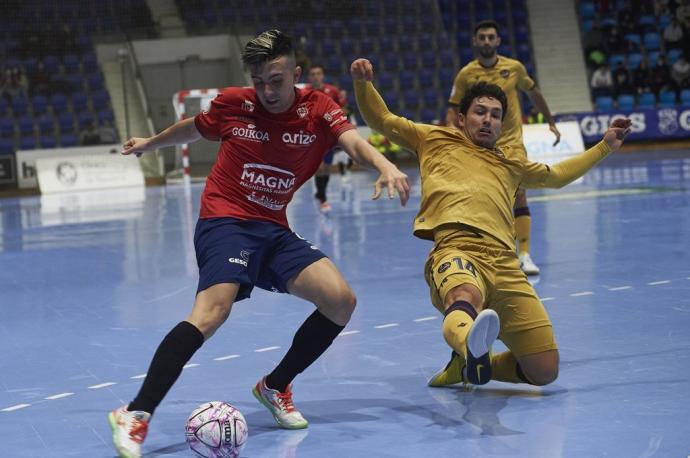 Es Carlos Vento controlando el balón ante un rival del Levante