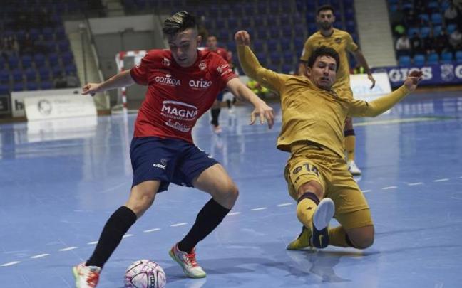 Es Carlos Vento controlando el balón ante un rival del Levante