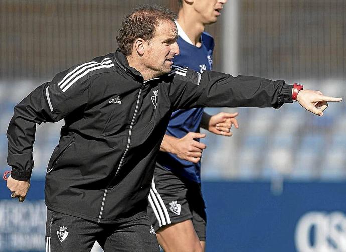 Jagoba Arrasate, dando instrucciones, durante el entrenamiento de ayer en Tajonar. Foto: CA Osasuna