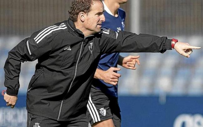 Jagoba Arrasate, dando instrucciones, durante el entrenamiento de ayer en Tajonar. Foto: CA Osasuna