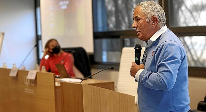 Fran Canal, durante la charla en la participó ayer en la UPNA sobre la financiación de los clubes de fútbol.