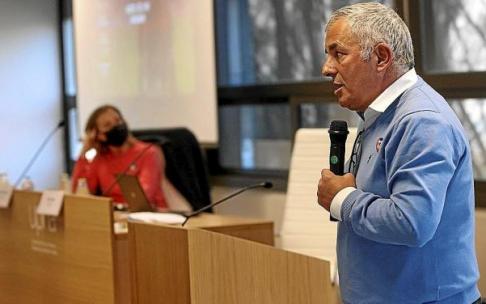 Fran Canal, durante la charla en la participó ayer en la UPNA sobre la financiación de los clubes de fútbol.
