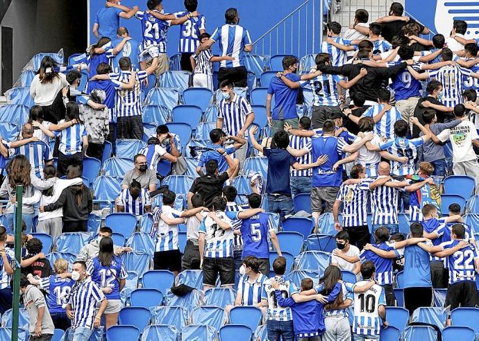 Aficionados, en una de las habituales coreografías de espaldas, que se situaron en la Grada Zabaleta en el partido de ayer ante el Mónaco.