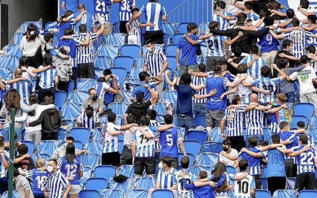 Aficionados, en una de las habituales coreografías de espaldas, que se situaron en la Grada Zabaleta en el partido de ayer ante el Mónaco.