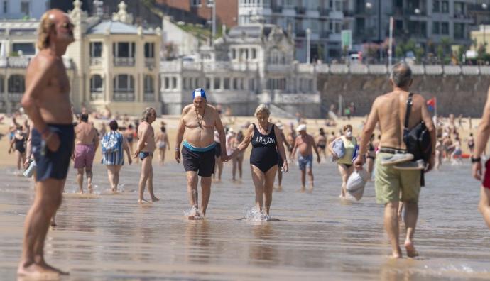 Gente paseando por la playa durante la apertura de la temporada el pasado martes