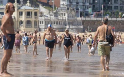 Gente paseando por la playa durante la apertura de la temporada el pasado martes