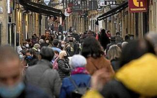 Imagen de la calle Fermín Calbetón de Donostia, llena de bares y restaurantes. Foto: Iker Azurmendi