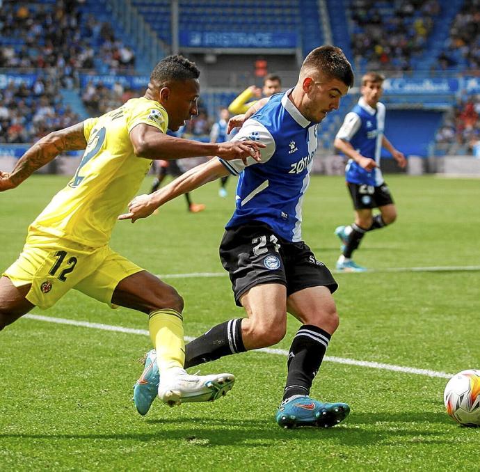 Martín Aguirrebagiria protege el balón ante el acoso de Estupiñán. Foto: Jorge Muñoz