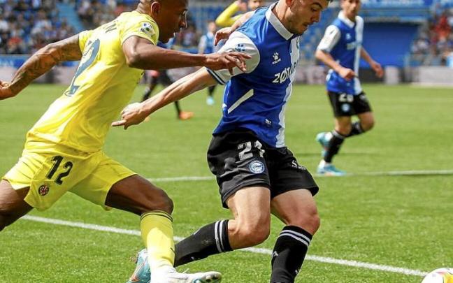 Martín Aguirrebagiria protege el balón ante el acoso de Estupiñán. Foto: Jorge Muñoz