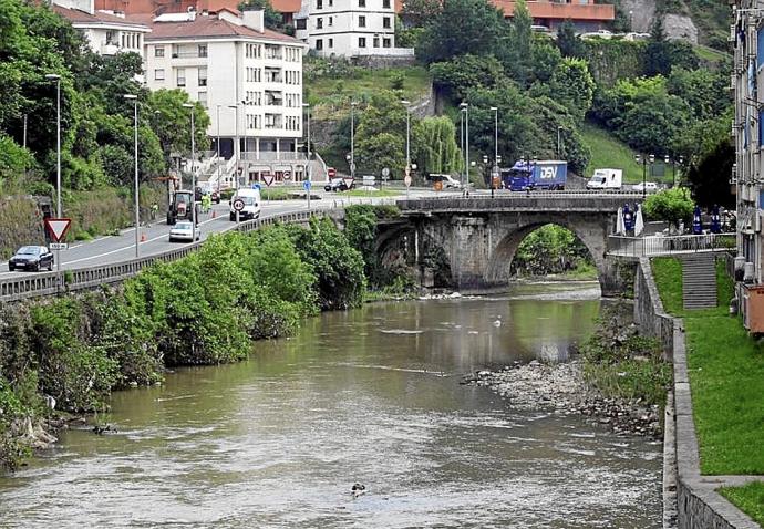 Vista del río Deba a su paso por Elgoibar. Foto: J.Leon