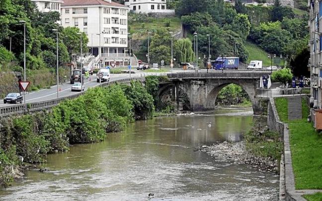 Vista del río Deba a su paso por Elgoibar. Foto: J.Leon