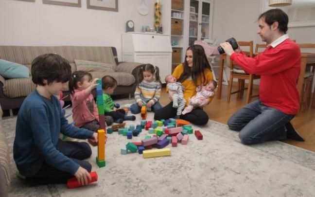 Estefanía Unzu, Verdeliss, su marido, Aritz Seminario, y sus hijos preparan un vídeo. Estefanía Unzu, Verdeliss, su marido, Aritz Seminario, y sus hijos preparan un vídeo.