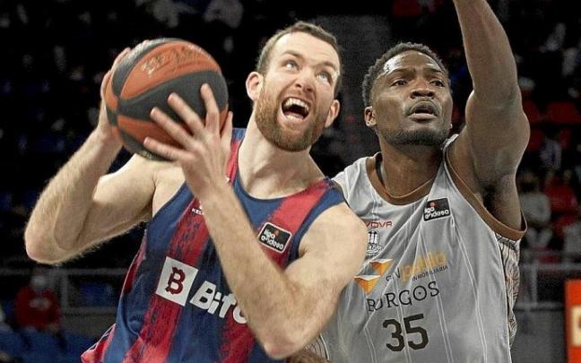 Costello trata de superar al exbaskonista Nnoko en una entrada a canasta. Foto: Josu Chavarri