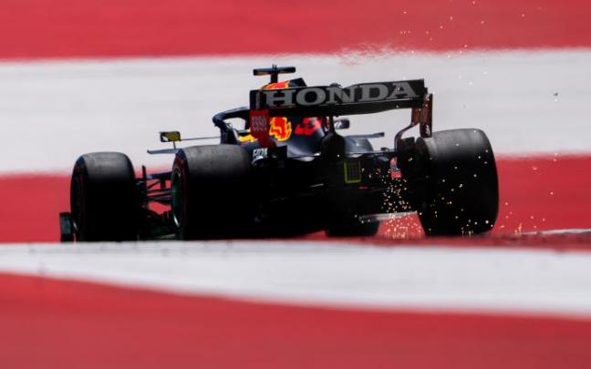 El piloto neerlandés Max Verstappen conduce su monoplaza en Austria. El piloto neerlandés Max Verstappen conduce su monoplaza en Austria.