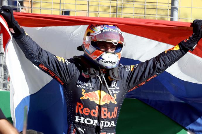 Max Verstappen celebra su victoria en el circuito de Zandvoort.