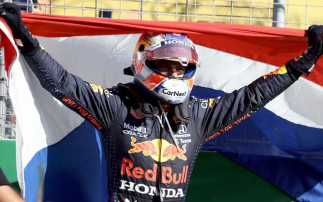 Max Verstappen celebra su victoria en el circuito de Zandvoort. Max Verstappen celebra su victoria en el circuito de Zandvoort.