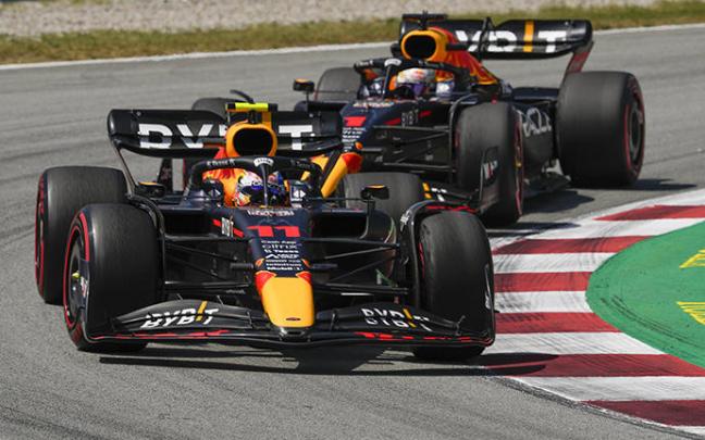 Verstappen (i), por delante de Sergio Pérez en la carrera. Verstappen (i), por delante de Sergio Pérez en la carrera.