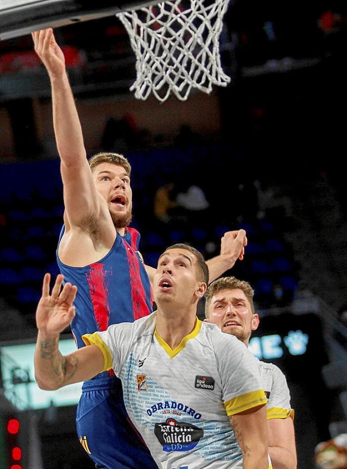 Giedraitis, el mejor del Baskonia, efectúa una extensión para anotar. Foto: Jorge Muñoz