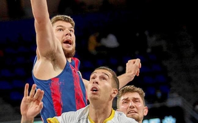 Giedraitis, el mejor del Baskonia, efectúa una extensión para anotar. Foto: Jorge Muñoz