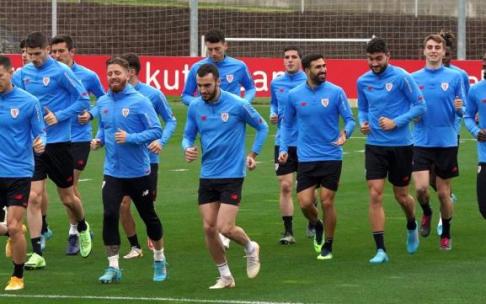 Lekue, Vesga y Balenziaga se ejercitan junto a sus compañeros durante la última sesión de entrenamiento celebrada en Lezama. Lekue, Vesga y Balenziaga se ejercitan junto a sus compañeros durante la última sesión de entrenamiento celebrada en Lezama.