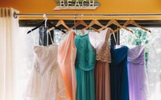 Vestidos de fiesta colgando de un perchero. Vestidos de fiesta colgando de un perchero.