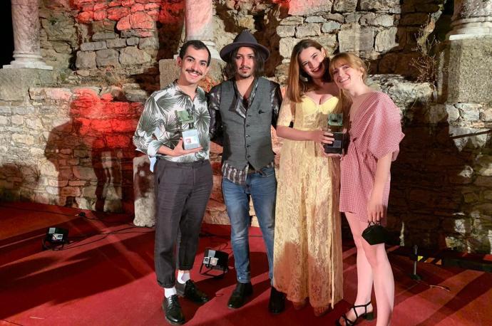 Los ganadores del premio a mejor vestuario (Laura Montes, Noemí Allo, Nicolás Garrido) y mejor actor (Natxo Lapieza) del grupo de teatro La Chácena posan con sus trofeos. Foto: cedida