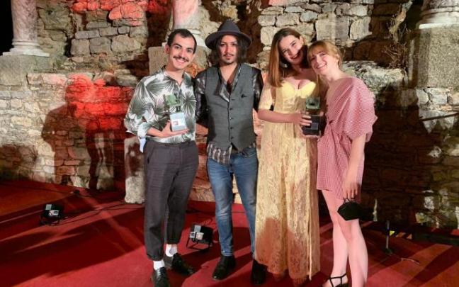 Los ganadores del premio a mejor vestuario (Laura Montes, Noemí Allo, Nicolás Garrido) y mejor actor (Natxo Lapieza) del grupo de teatro La Chácena posan con sus trofeos. Foto: cedida Los ganadores del premio a mejor vestuario (Laura Montes, Noemí Allo, Nicolás Garrido) y mejor actor (Natxo Lapieza) del grupo de teatro La Chácena posan con sus trofeos. Foto: cedida