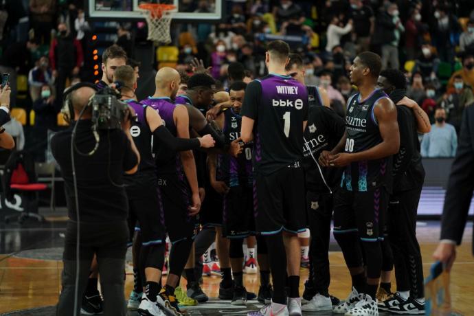 Los jugadores del Surne Bilbao Basket celebran la victoria ante el Morabanc Andorra