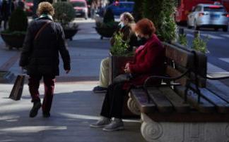 Los mayores, en pie de guerra por la brecha digital: "Nos hacen sentir inútiles"