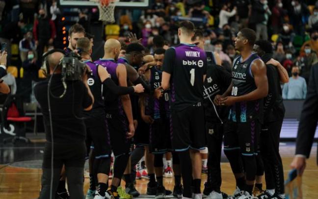 Los jugadores del Surne Bilbao Basket celebran la victoria ante el Morabanc Andorra Los jugadores del Surne Bilbao Basket celebran la victoria ante el Morabanc Andorra
