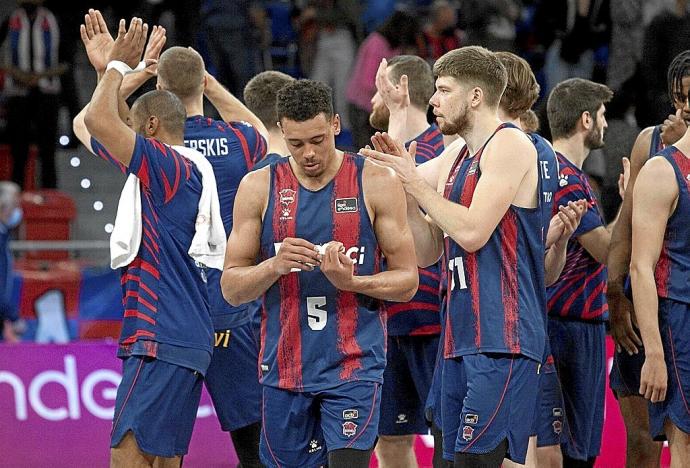 La plantilla agradece el apoyo de sus aficionados tras caer contra el Valencia Basket el pasado domingo. Foto: Josu Chavarri