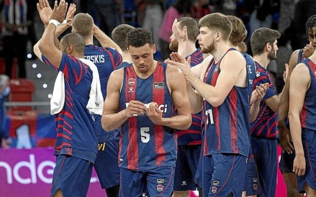 La plantilla agradece el apoyo de sus aficionados tras caer contra el Valencia Basket el pasado domingo. Foto: Josu Chavarri