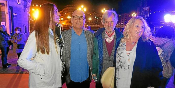 Miren Olabarri, Luis Eguiraun, el actor Mario Pardo y Elixabete Ormaza, en los exteriores del Teatro Arriaga.