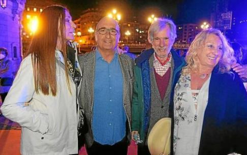 Miren Olabarri, Luis Eguiraun, el actor Mario Pardo y Elixabete Ormaza, en los exteriores del Teatro Arriaga.