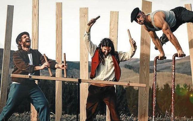 Los txalapartaris del grupo Hutsun y el acróbata Ortzi. Foto: N.G.