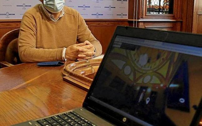 Páez, presentando ayer el nuevo proyecto de la web de Irun. Foto: N.G. Páez, presentando ayer el nuevo proyecto de la web de Irun. Foto: N.G.