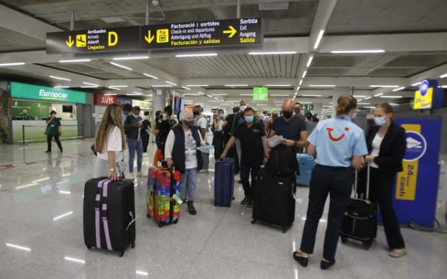 Viajeros en el aeropuerto de Palma. Viajeros en el aeropuerto de Palma.