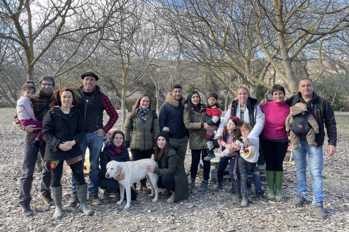 Promotores del proyecto de la escuela bosque de Viana con sus hijos.