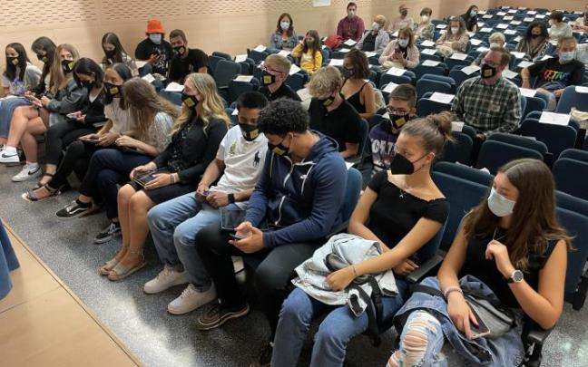 Momento en el que alumnos americanos y vianeses exponen el trabajo de estos meses. Momento en el que alumnos americanos y vianeses exponen el trabajo de estos meses.