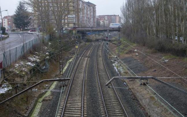 Vista de las vías del tren del corredor ferroviario a su paso por Vitoria