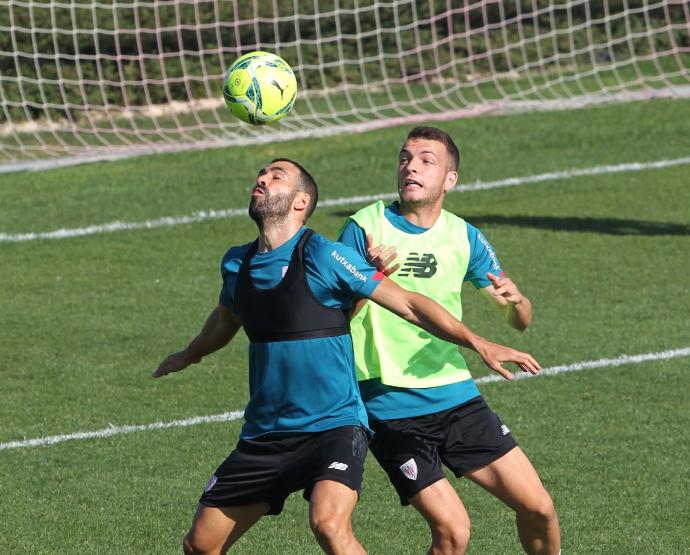 Iñigo Vicente presiona a Mikel Balenziaga en un entrenamiento con el Athletic.